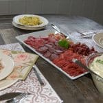 Feire sankthansaften (midtsommer) med rømmegrøt og spekemat