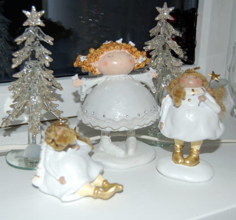 Søte engler i juletreskogen ønsker god jul