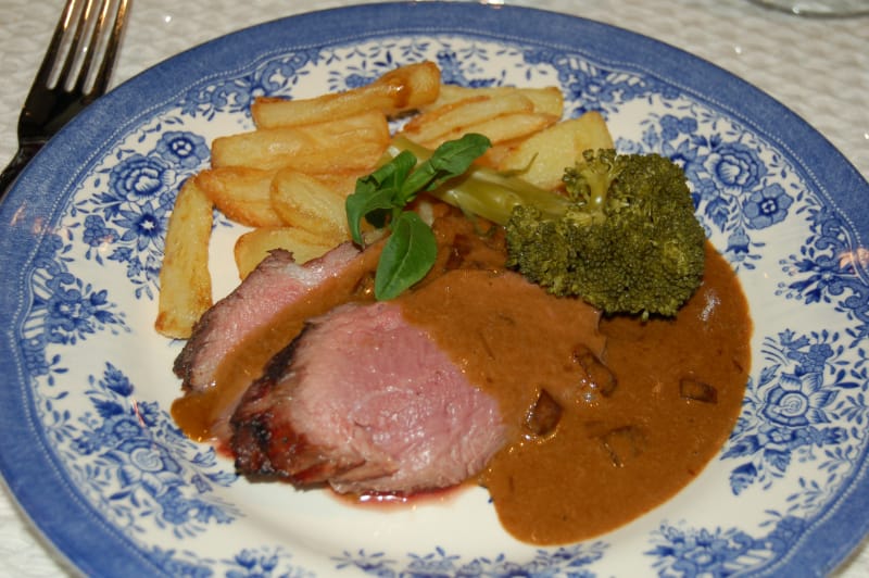 Helstekt kalvefilet med konjakk- og cavasaus og pommes frites