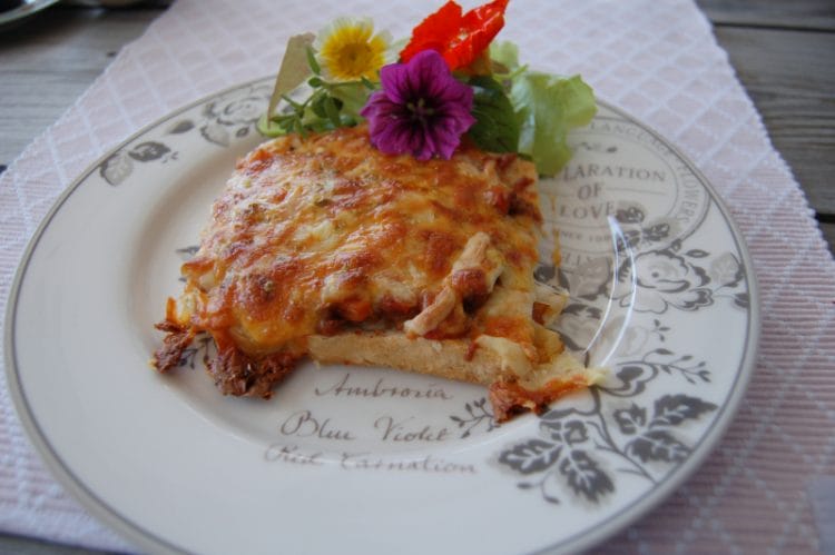 Loffepizza - cheese sandwich with meat sauce