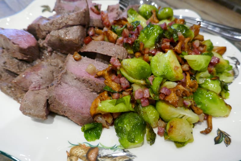 Reinsdyrfilet med madeirasaus og rosenkål, bacon og kantareller