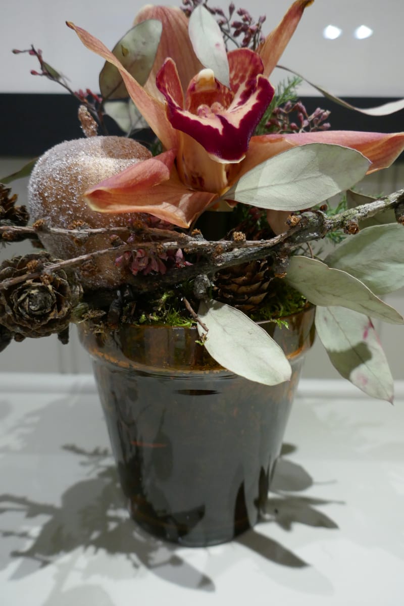 Jul på do med en blomsterdekorasjon