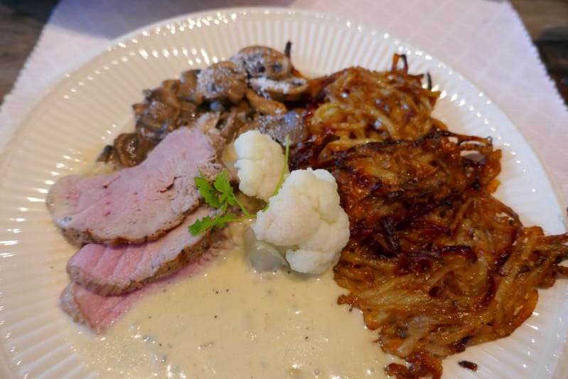Helstekt kalvefilet med røstipoteter og blåskimmelsaus