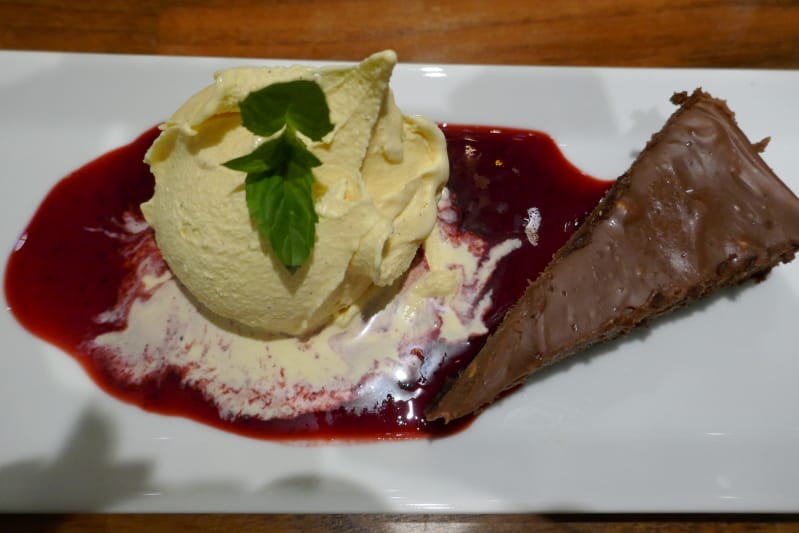 Baileysfudgekake med vaniljeis og skogsbærcoulis Baileysfudgekake med vaniljeis og skogsbærcoulis